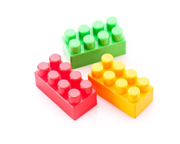 Drie speelgoed bouwstenen geïsoleerd op wit — Stockfoto