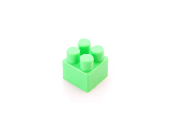 Zabawka zielony budynek cegła na białym tle — Zdjęcie stockowe