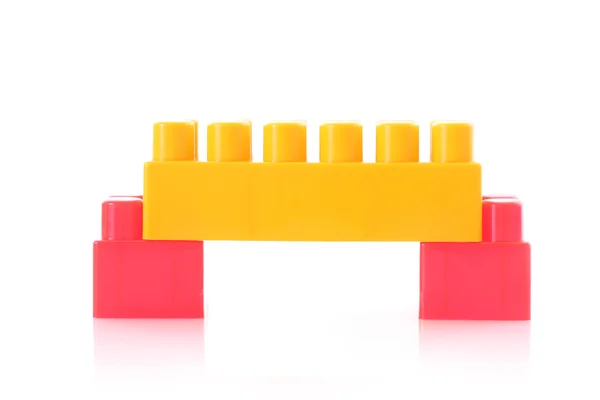 Міст з іграшковою цеглою ізольований на білому — стокове фото