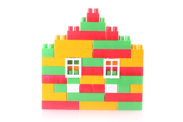 Dom zbudowany z cegły zabawka na białym tle — Zdjęcie stockowe