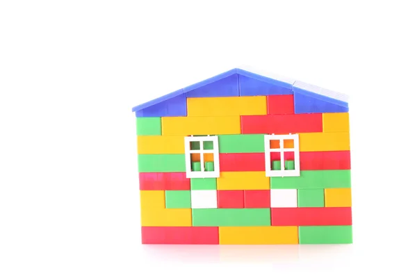 Дом построен из игрушечного кирпича, изолированного на белом — стоковое фото