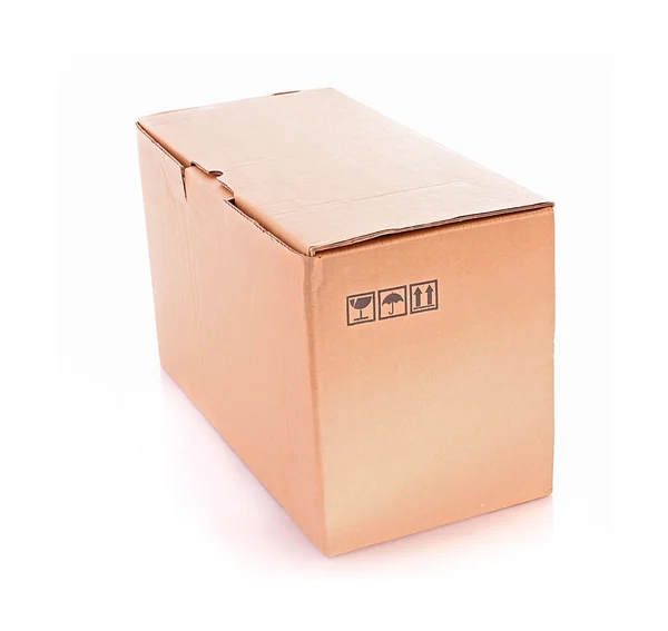 Kartonnen doos geïsoleerd op wit — Stockfoto