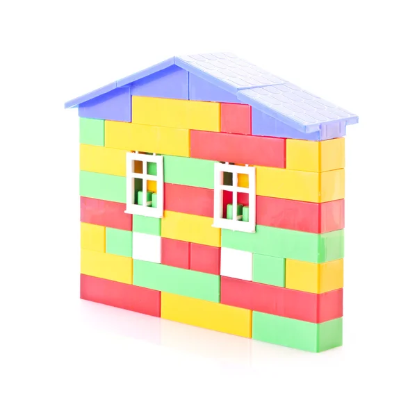 Casa costruita con mattoni giocattolo isolato su bianco — Foto Stock