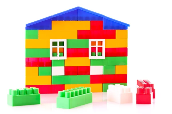 Casa construida con ladrillos de juguete aislados en blanco — Foto de Stock