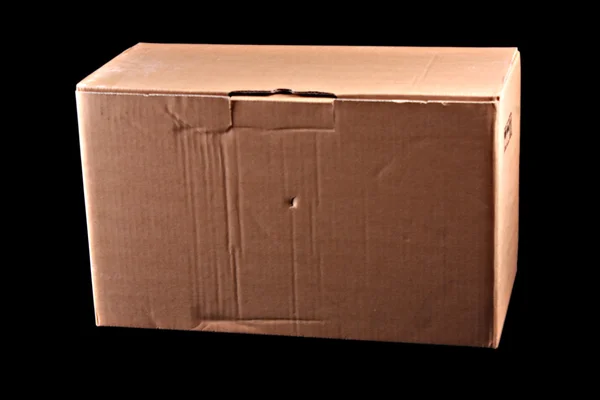 Siyah arka plan üzerine karton kutu — Stok fotoğraf