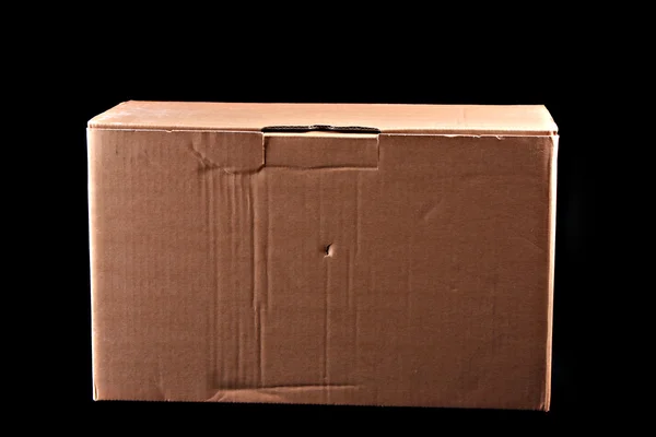 Siyah arka plan üzerine karton kutu — Stok fotoğraf