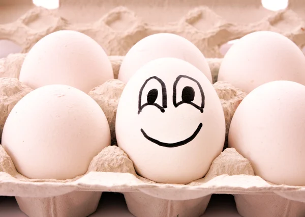 미소와 함께 다른 계란 — 스톡 사진