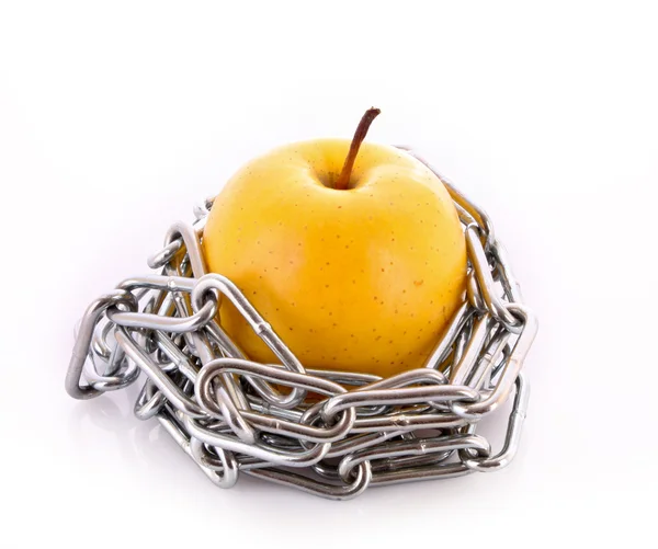 Желтое яблоко с цепью изолированы на белом — стоковое фото