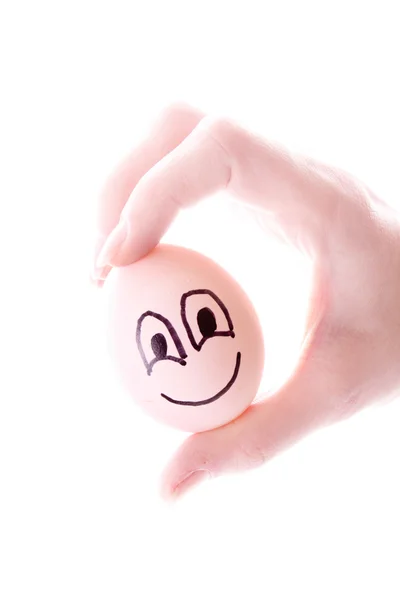 Яйце в руці ізольоване на білому — стокове фото