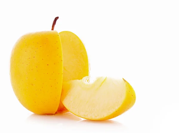 Pomme jaune tranchée isolée sur blanc — Photo