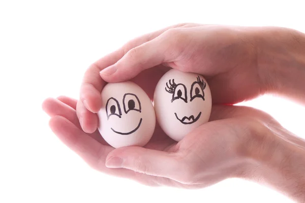 Deux œufs dans les mains isolés sur blanc — Photo
