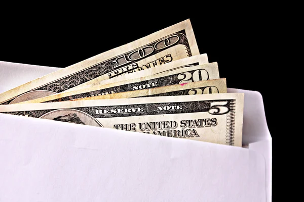 黒の背景上の封筒でドル紙幣 — Stockfoto
