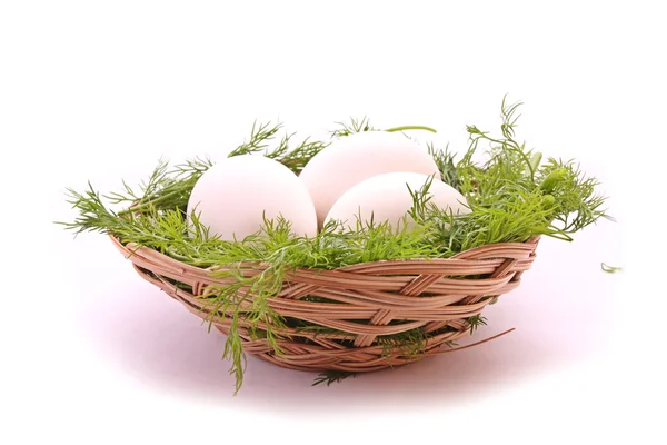 Jaj w gnieździe na białym tle — Zdjęcie stockowe