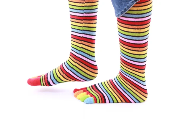 白い背景の上のストリップ靴下で女性の足 — ストック写真
