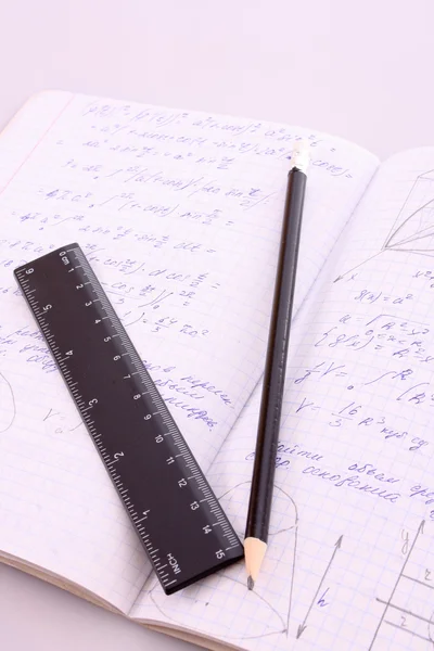 Калькулятор на блокноті з розрахунками — стокове фото