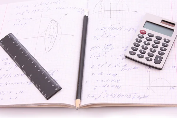 Calculator op Kladblok met berekeningen — Stockfoto