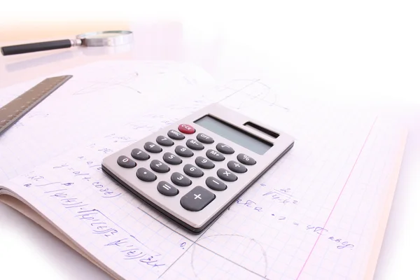 Calculator op Kladblok met berekeningen — Stockfoto