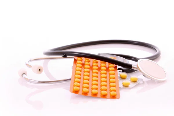 Stethoskop und Tabletten isoliert auf weiß — Stockfoto
