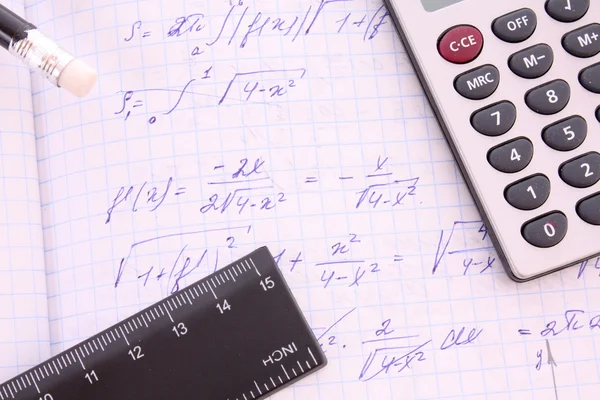 Taschenrechner auf Notizblock mit Berechnungen — Stockfoto