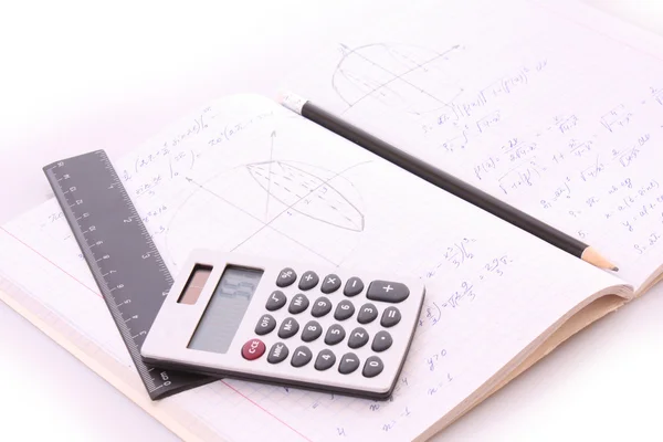 Calculadora no bloco de notas com cálculos — Fotografia de Stock