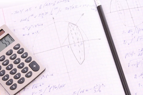 Calculadora en bloc de notas con cálculos — Foto de Stock