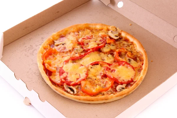 Lezzetli pizza kutusu üzerinde beyaz izole — Stok fotoğraf