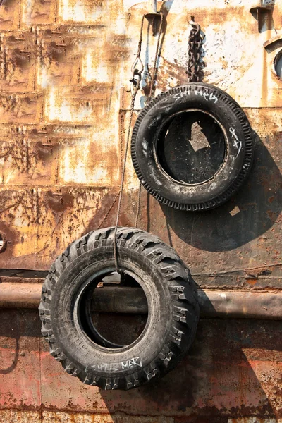 Due pneumatici su sfondo metallico — Foto Stock