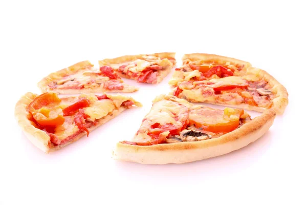 Вкусная нарезанная пицца изолирована на белом — стоковое фото