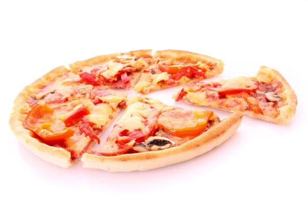 Välsmakande pizza isolerad på vit — Stockfoto