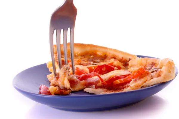 Pizza savoureuse et fourchette isolée sur blanc — Photo