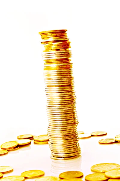 Torre com moedas de ouro isoladas em branco — Fotografia de Stock