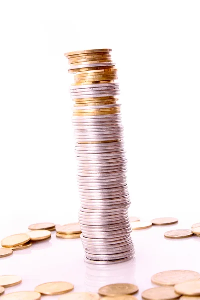 Torre com moedas isoladas em branco — Fotografia de Stock