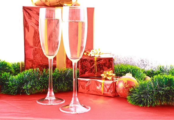 Két pohár pezsgőt és a karácsonyi dekoráció — Stock Fotó