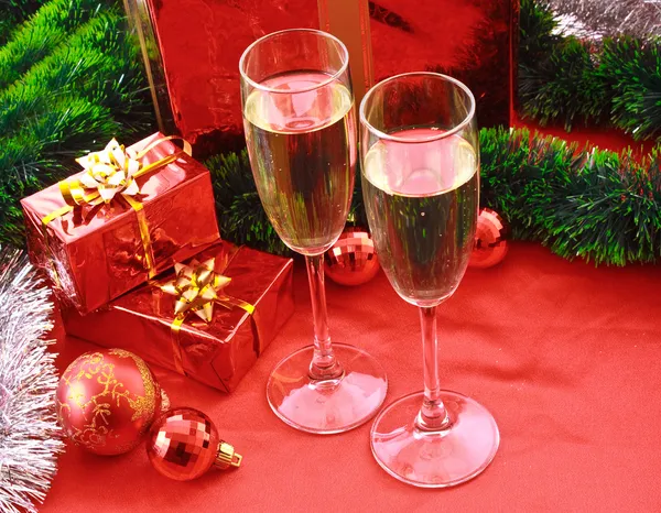 Due bicchieri di champagne e decorazioni natalizie — Foto Stock