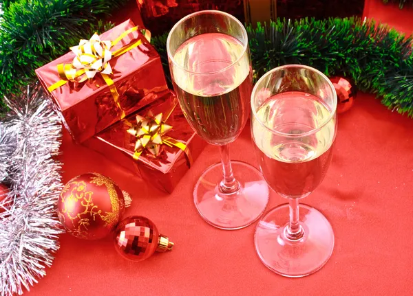 Iki kadeh şampanya ve Noel dekorasyon — Stok fotoğraf