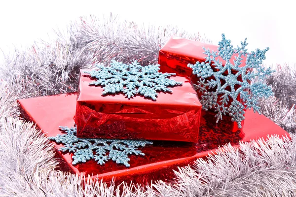 Ajándékok és karácsonyi díszek — Stock Fotó