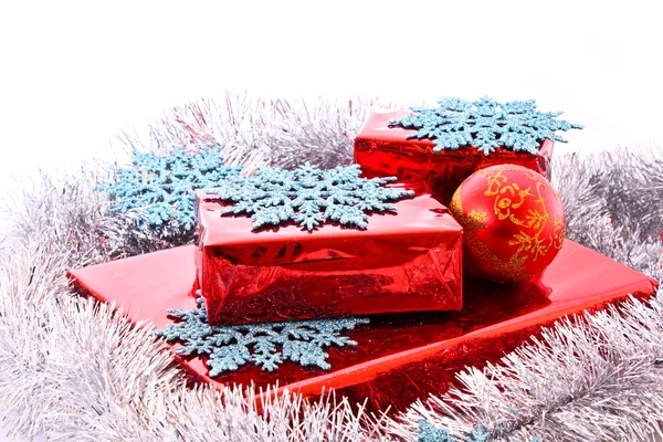 Подарки и рождественские украшения — стоковое фото