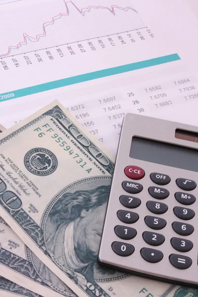 Alcune cose finanziarie - calcolatrice, denaro, cifre, grafici — Foto Stock