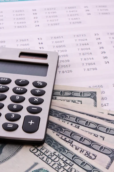 Деякі фінансові речі - калькулятор, гроші, цифри — стокове фото
