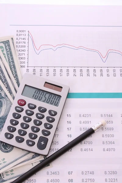 Некоторые финансовые вещи - калькулятор, деньги, цифры, диаграммы — стоковое фото