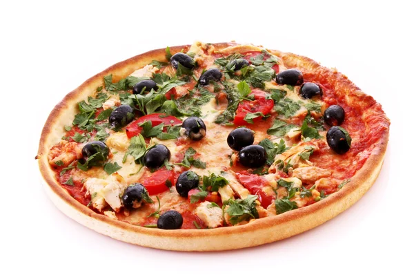 올리브와 함께 흰색으로 분리되어 있는 맛있는 피자 — 스톡 사진