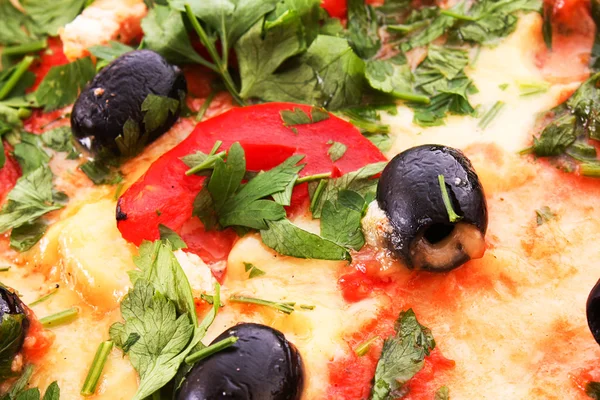 Lezat Pizza dengan zaitun close-up — Stok Foto