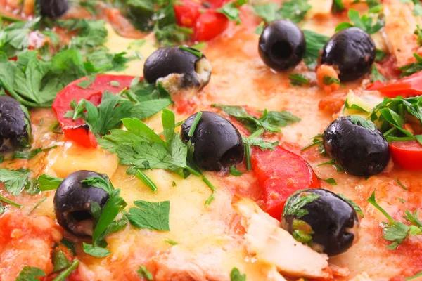 Смачна піца з маслинами крупним планом — стокове фото