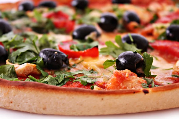 Gustosa pizza con olive primo piano — Foto Stock
