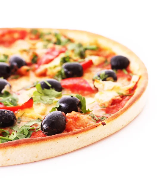 Вкусная пицца с оливками изолированы на белом — стоковое фото