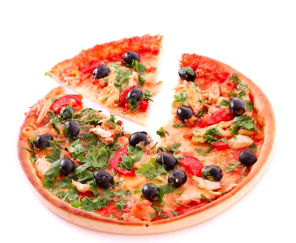 Leckere geschnittene Pizza mit Oliven Nahaufnahme — Stockfoto