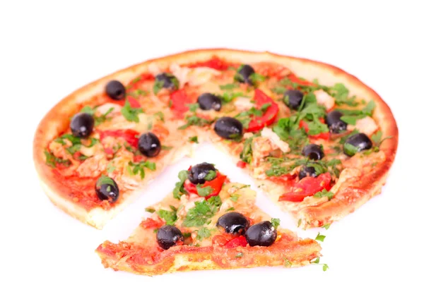 Sabrosa pizza con aceitunas primer plano —  Fotos de Stock