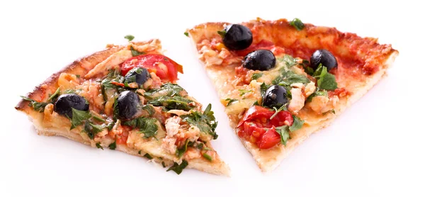 Ízletes pizza olajbogyó elszigetelt fehér arc formában — Stock Fotó