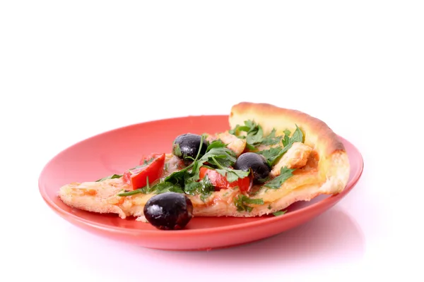 Gustosa pizza con olive isolate su bianco — Foto Stock