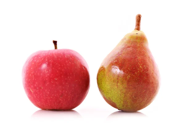 Rött äpple och gul-grönt päron isolerad på vit bakgrund — Stockfoto